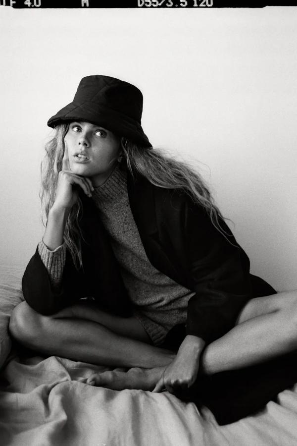 En este caso, los shorts de punto de Zara (19.95 euros) se combinan con un jersey oversize (39.95 euros) en este look perfecto para salir a la calle en otoño. ¿O no?