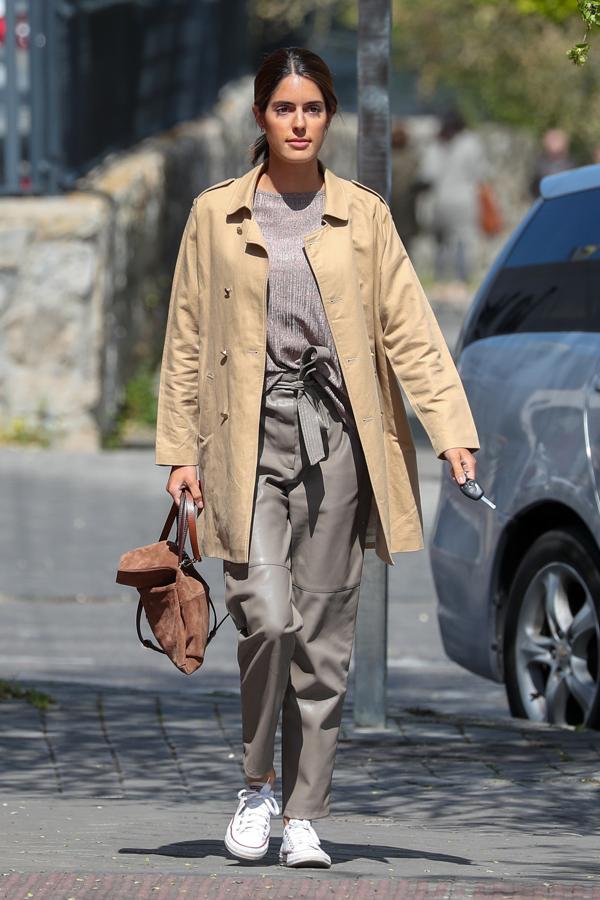 Sofía tampoco se ha saltado la tendencia de las prendas de efecto piel. En su caso unos pantalones de piel grises con cinturón que ha llevado con Converse. Nos encanta la combinación.