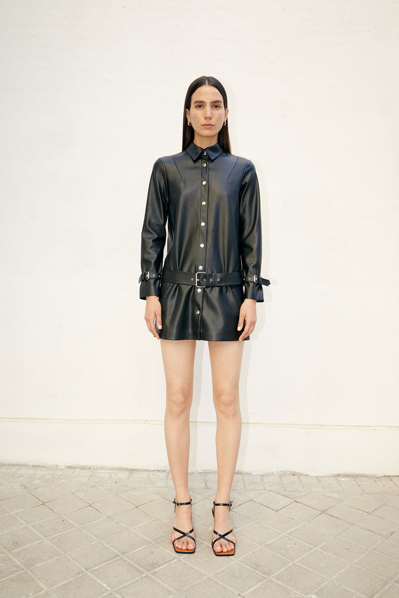 Vestido mini efecto piel tipo camisero con cinturón en el bajo de la nueva colección de Sfera. (39,99 euros).