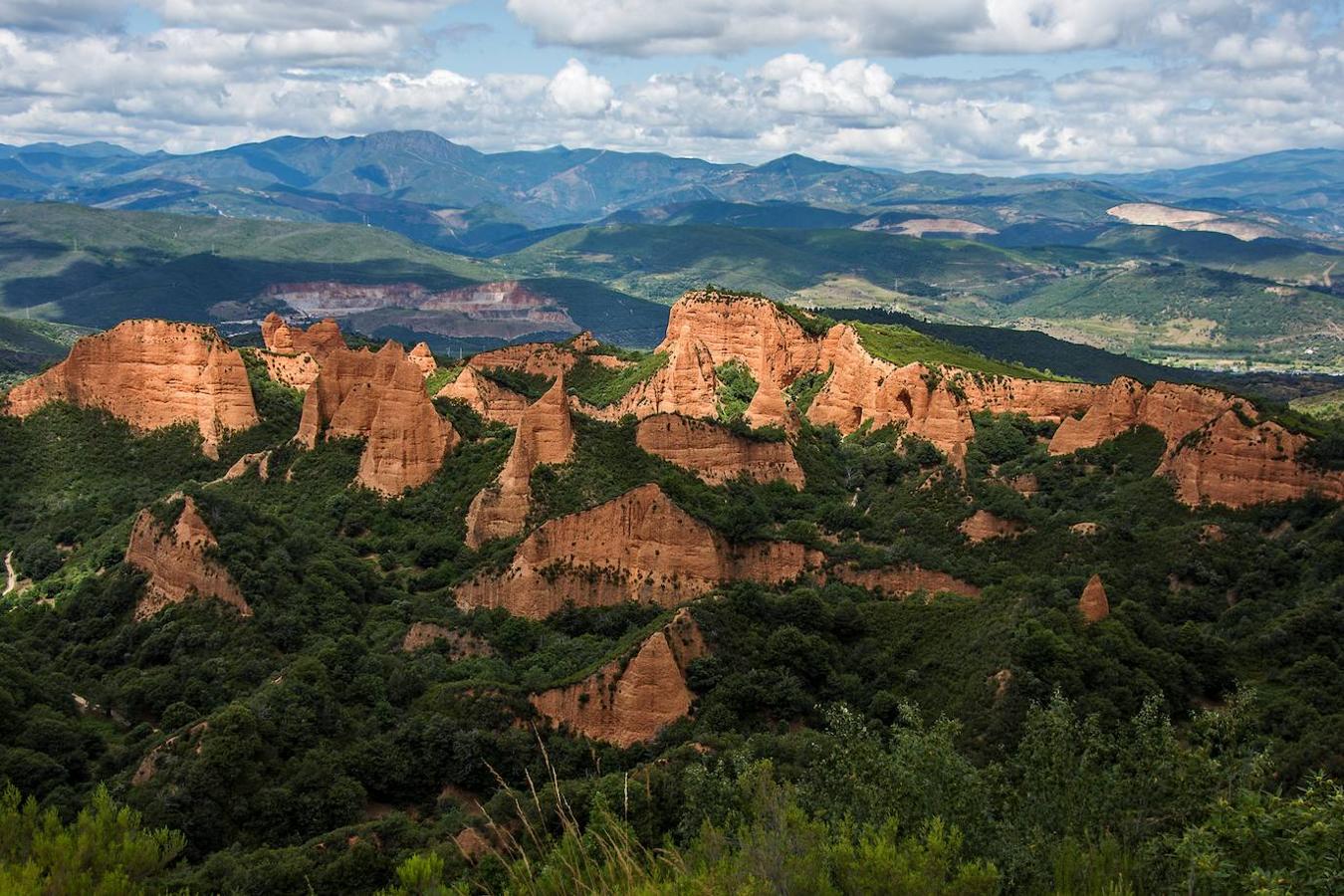Al norte de la provincia de León, en El Bierzo, se encuentra uno de los paisajes más alucinantes de la península. En el siglo I a. C., los romanos explotaron los yacimientos de oro de la región, modificando el medio ambiente. Fueron las mayores minas de oro a cielo abierto del Imperio. Hoy, sus montes rojizos que sobresalen del bosque y sus misteriosas cuevas atraen a miles de visitantes. Las Médulas es un paraje mágico perfecto para una visita en familia. Hay múltiples senderos que se adentran en las intruincadas formaciones. Uno de los más transitados es la Senda de las Valiñas. Es fácil, circular y tiene 3,5 kilómetros de recorrido. Para llegar hasta allí hay que acercarse hasta el pueblo de las Médulas. Podemos completar la ruta haciendo una visita al Aula Arqueológica y Centro de Recepción de Visitantes.