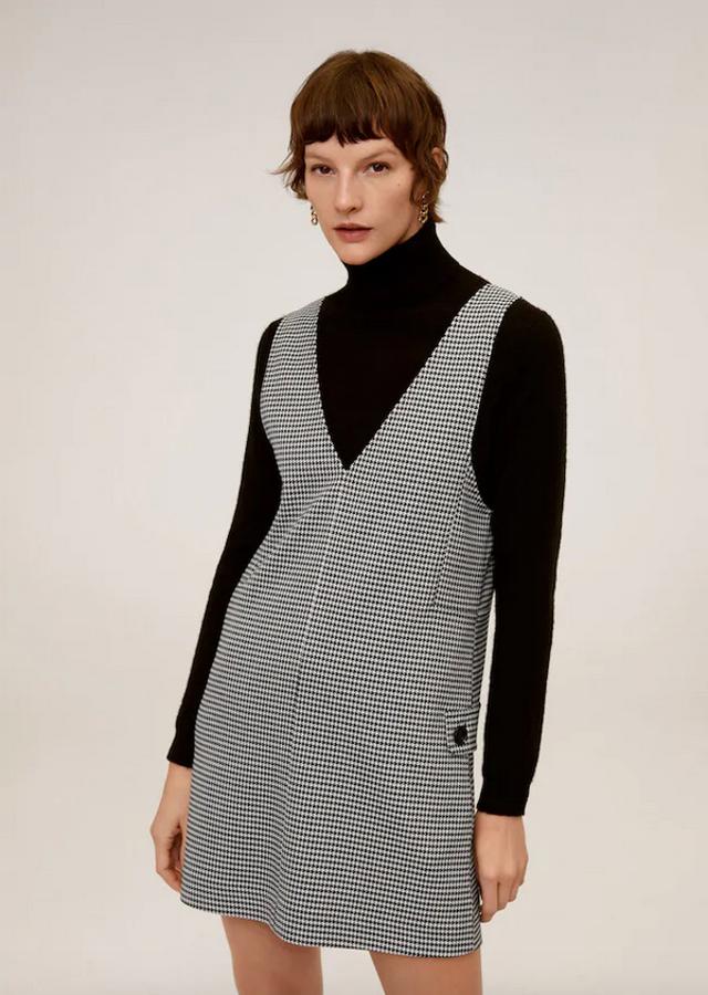 Con estampado pata de gallo y diseño recto, este pichi viene con tirantes anchos, escote de pico y dos bolsillos de solapa con botón en la parte lateral. De 25,99 ha pasado a costar 15,99 euros y está disponible entre las tallas XS y L.