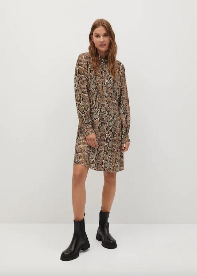 Estampado de serpiente para este vestido de tejido fluido y diseño corto acampanado con cuello de pico con solapa y mangas largas abullonadas con puños abotonados. De 29,99 euros ha pasado a costar 19,99 euros y podemos encontrarlo entre las tallas XS y L.