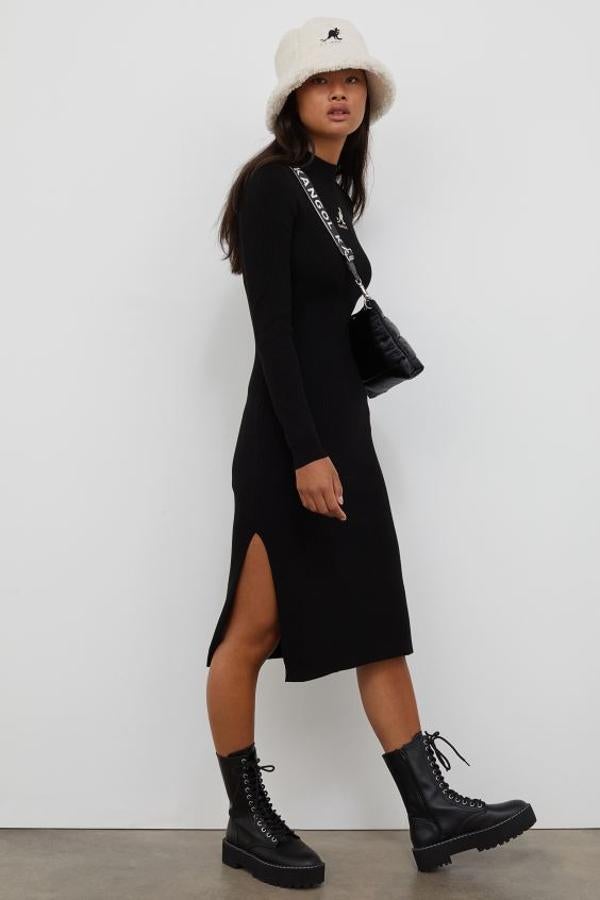 En la colaboración de H&M con Kangol han lanzado este vestido midi de canalé suave con cuello elevado y aberturas laterales. Tiene un precio de 14,99 euros y está disponible entre las tallas XS y L.