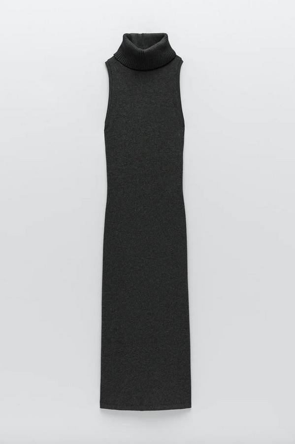 De cuello subido y manga sisa, este vestido midi de canalé es de Zara y viene en color gris oscuro. Tiene un precio de 22,95 euros y está disponible en las tallas S, M y L.