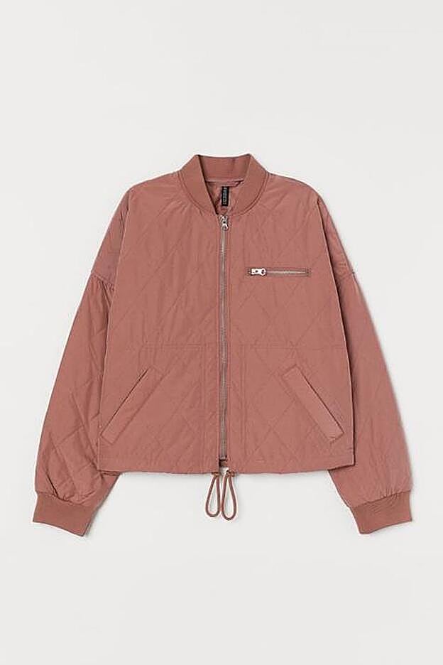 Cazadora boxy en un rosa empolvado muy original y con un acolchado ligero.