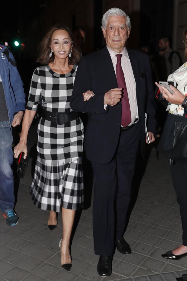 Al parecer los cuadros vichy es uno de los estampados favoritos de Isabel, ya que se lo hemos podido ver en diferentes ocasiones. Esta vez lo lució en un vestido midi ideal que combinó con complementos negros.