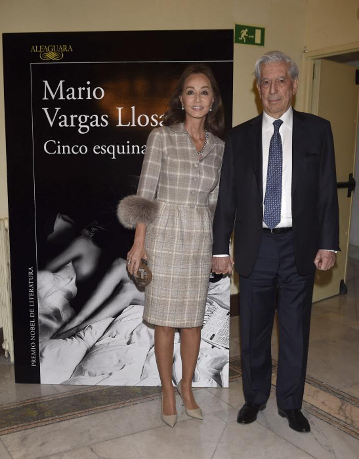 Para la presentación de uno de los libros de su pareja Mario Vargas Llosa, Isabel Preysler escogió un elegante vestido de cuadros en tonos piedra adornado con unas vistosas plumas en las mangas.