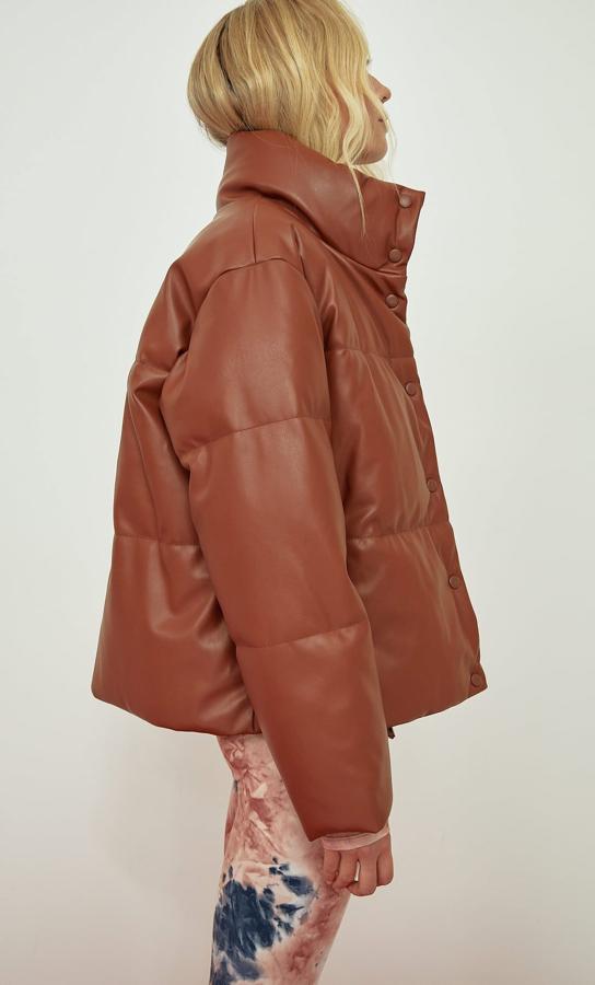 Chaqueta corta acolchada de efecto piel en colro arcilla, de la nueva colección de Stradivarius (39,99 euros). Acaba de llegar a tienda y ya quedan pocas tallas disponibles.