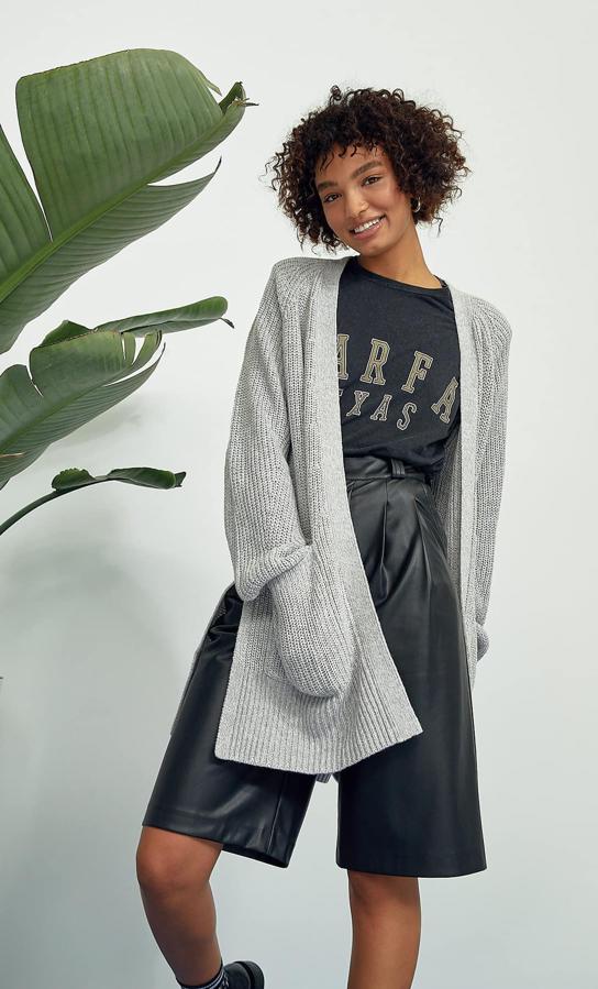 Chaqueta de punto larga, para llevar con cualquier look, de la nueva colección de Stradivarius (25,99 euros).