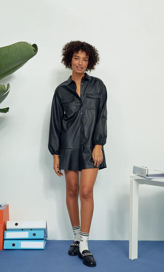 Vestido mini de corte camisero con volante en el bajo y bolsillos delanteros, de la nueva colección de Stradivarius (29,99 euros).