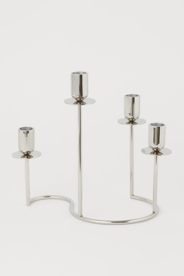 Este candelabro de metal plateado (también está disponible en dorado) cuenta con cuatro copas a distintas alturas y tiene una altura de entre 14 y 25 centímetros. Su precio es de 19,99 euros.