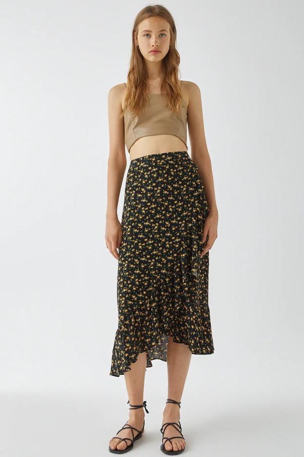 En color negro con estampado, esta falda con parte delantera cruzada estilo pareo cuenta con detalle de volantes y tiene un precio de 13,79 euros.