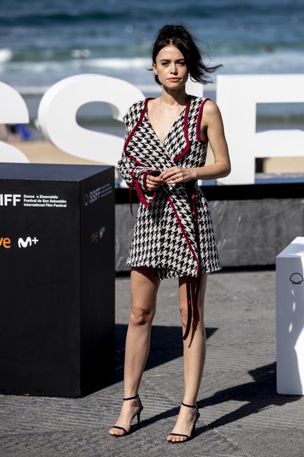 Guimar Puerta con un original vestido de asimétrico de estampado de pata de gallo.