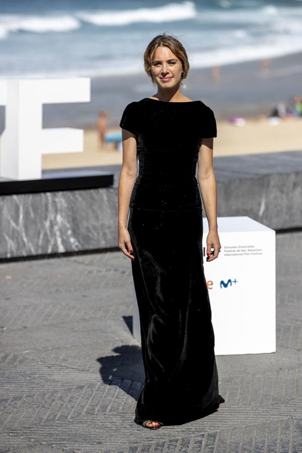 Laetitia Dosch apostó por el negro con un vestido largo de terciopelo.