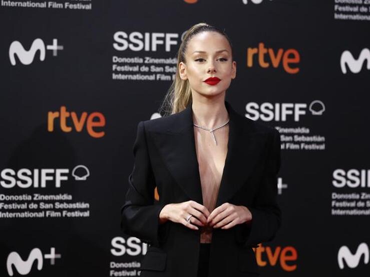 Fotos: Ester Expósito se convierte en la reina de la red carpet del Festival de Cine de San Sebastián 2020 con el combo que nunca pasa de moda