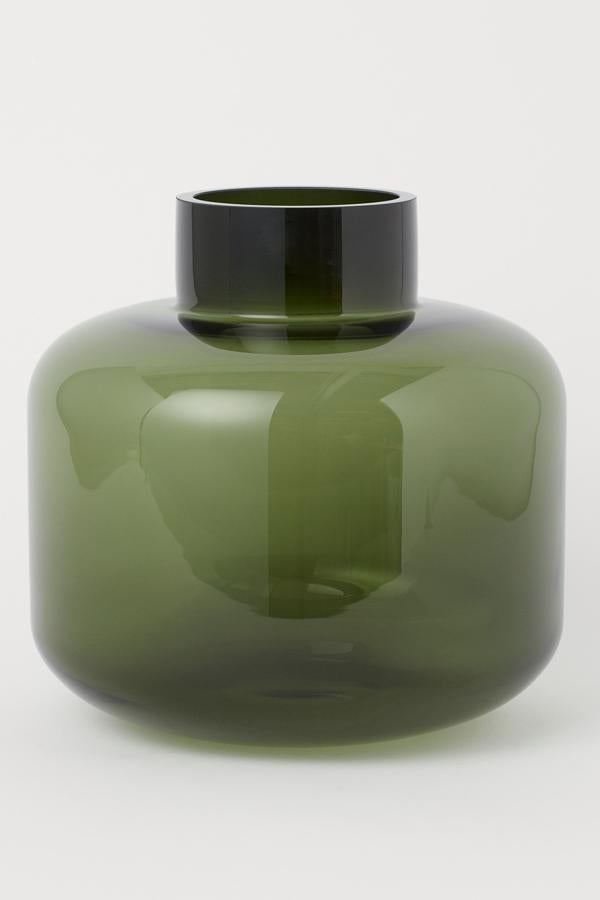 Este jarrón de vidrio en color vede oscura cuenta con 25 centímetros de altura y un diámetro máximo de 26. Su precio es de 24,99 euros.