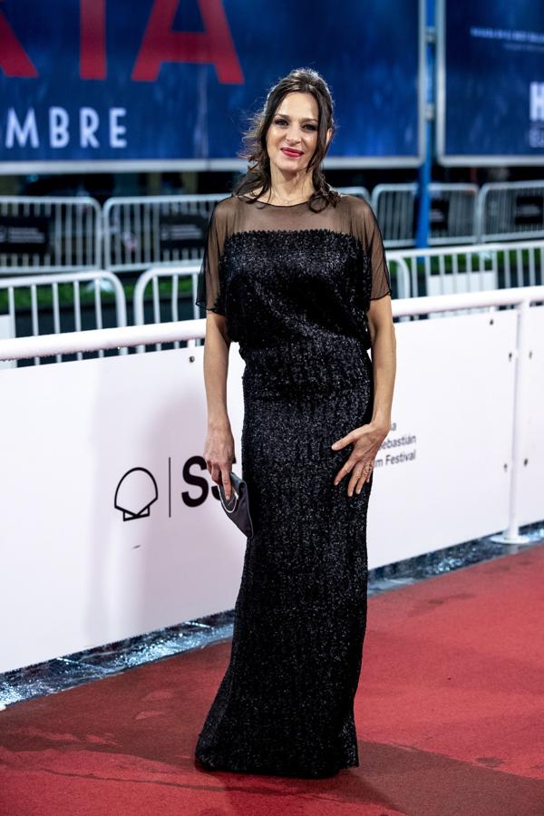 Natalia Millán con un vestido negro de lentejuelas y semitransparencias.