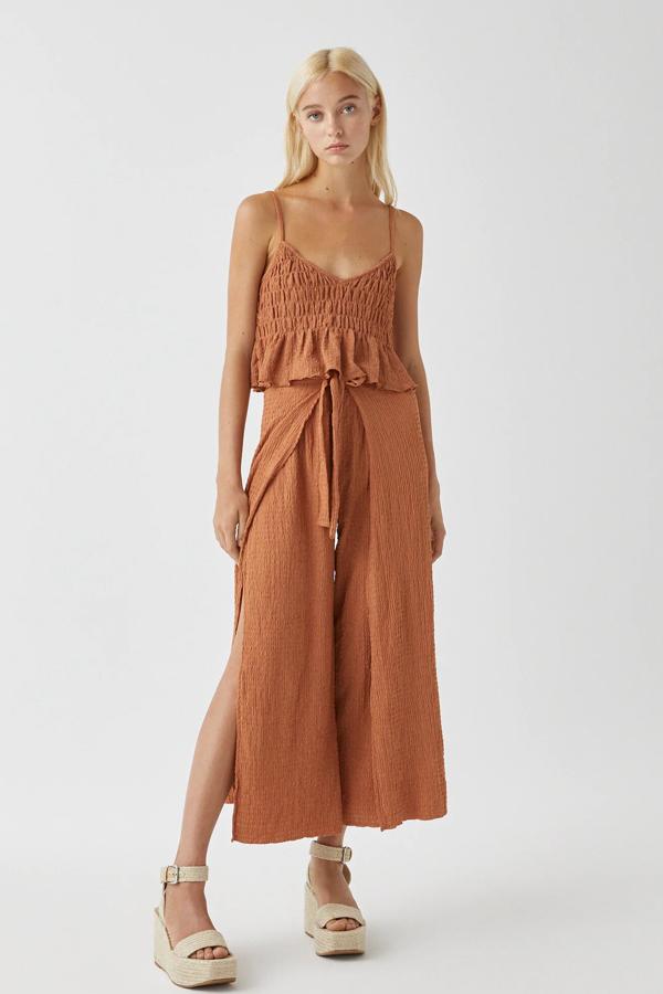 Estos pantalones culotte con detalle tipo pareo están disponibles en color arcilla o negro. Cuentan con cinturón elástico y tienen un precio de 16,09 euros.