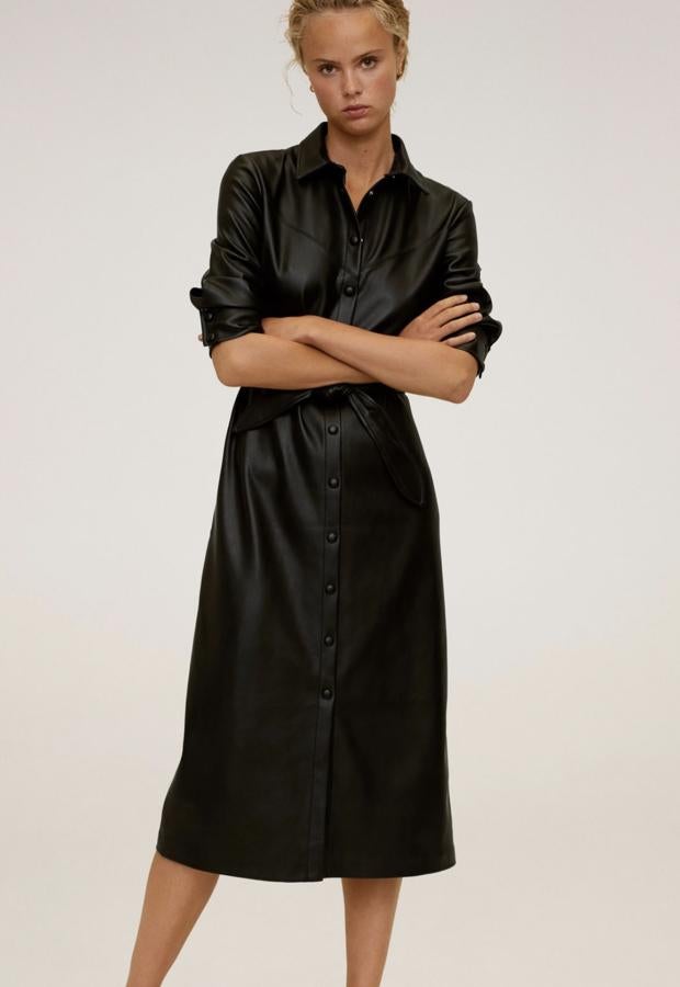 Mango nos propone este vestido camisero de corte midi con manga larga y lazo desmontable a la cintura. Con costuras decorativas y cierre de botones a presión en la parte delantera, tiene un precio de 59,99 euros.