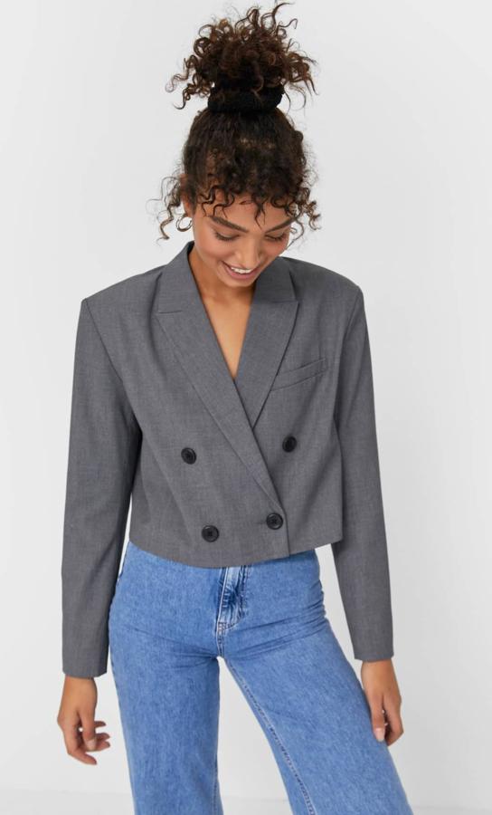 En color gris marengo, esta blazer oversize cropped de cuello solapa y cierre frontal con doble botonadura es de Stradivarius y tiene un precio de 29,99 euros.