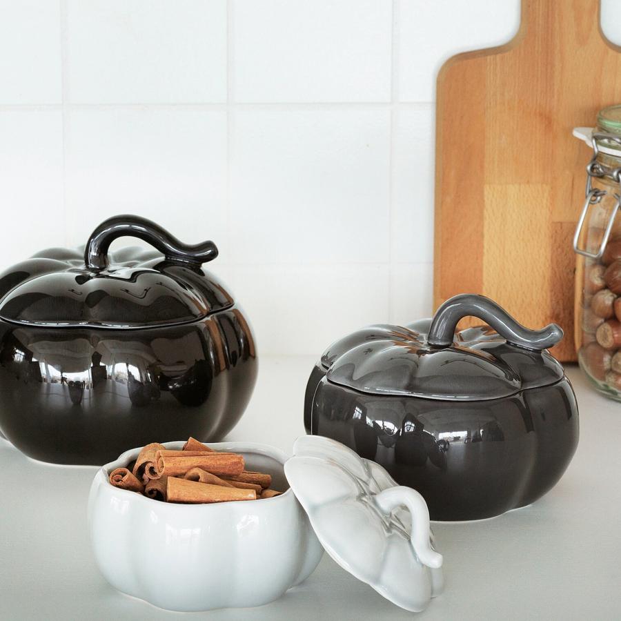 Este juego de tres botes en forma de calabaza de diferente tamaño en color gris tiene un precio de 24 euros.