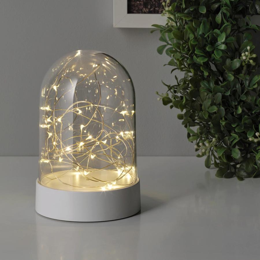 Esta campana de color blanco con luces led en su interior no necesita enchufarse, funciona a pilas y cuenta con un temporizador que enciende la luz a la misma hora todos los días. Tiene un precio de 7 euros.