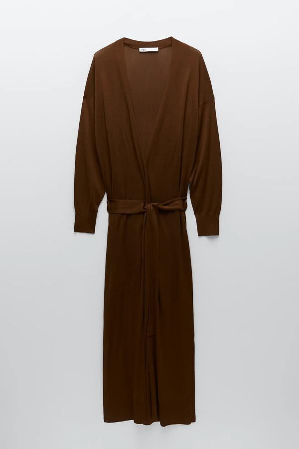 De manga larga y escote de pico, este cárdigan largo de punto en color marrón cuenta con cierre con cinturón y tiene un precio de 25,95 euros. Es de Zara.