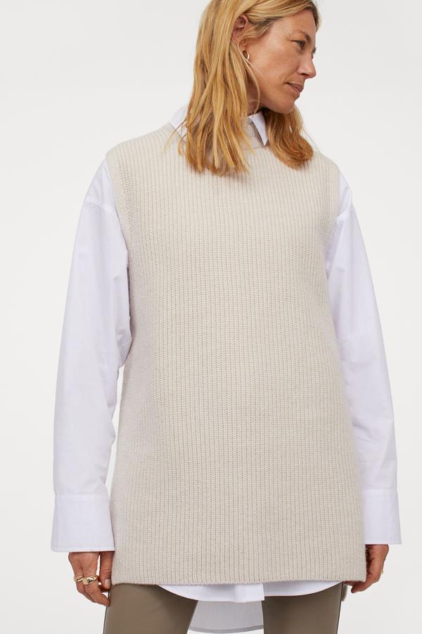 En color beige grisáceo (también disponible en negro), este chaleco en punto de canalé suave cuenta con cuello ribeteado y aberturas laterales. Es de H&M y tiene un precio de 24,99 euros.