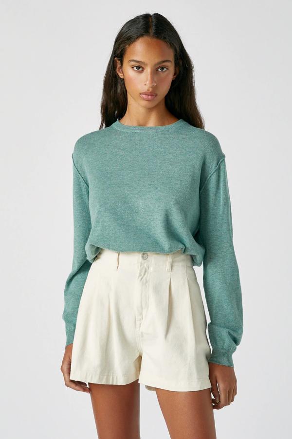 n color verde (también está disponible en azul claro, marrón o gris), este jersey básico de punto cuenta con manga larga abullonada y cuello redondo. Es de Pull & & Bear y tiene un precio de 12,99 euros.