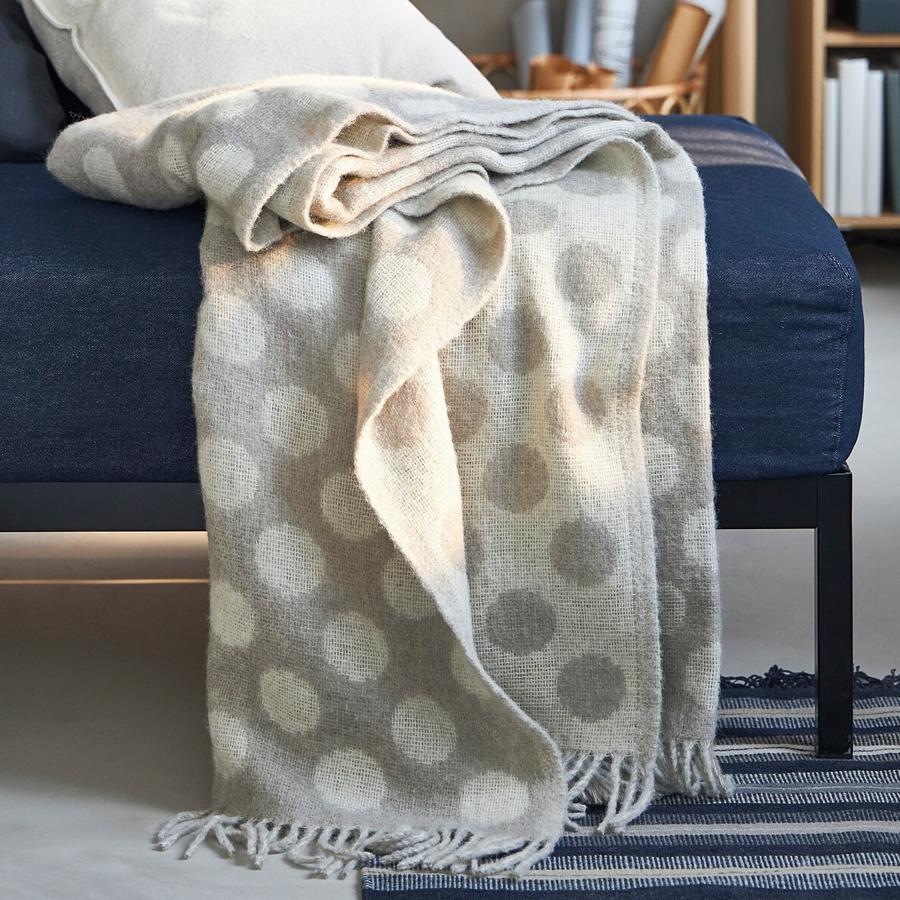 Con medidas de 150x200 centímetros, esta manta está hecha con suave y cálida lana. En color beige, el estampado se ve por ambos lados con los colores invertidos. Tiene un precio de 49 euros.