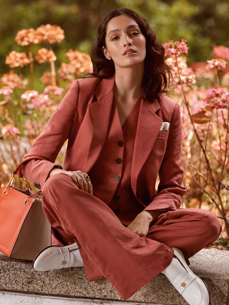 Americana, chaleco y pantalón, todo de Mango; mocasines de Tommy Hilfiger; sortija de San Eduardo Joyeros; calcetines de El Corte Inglés, y pañuelo de bolsillo, de Anglomania.