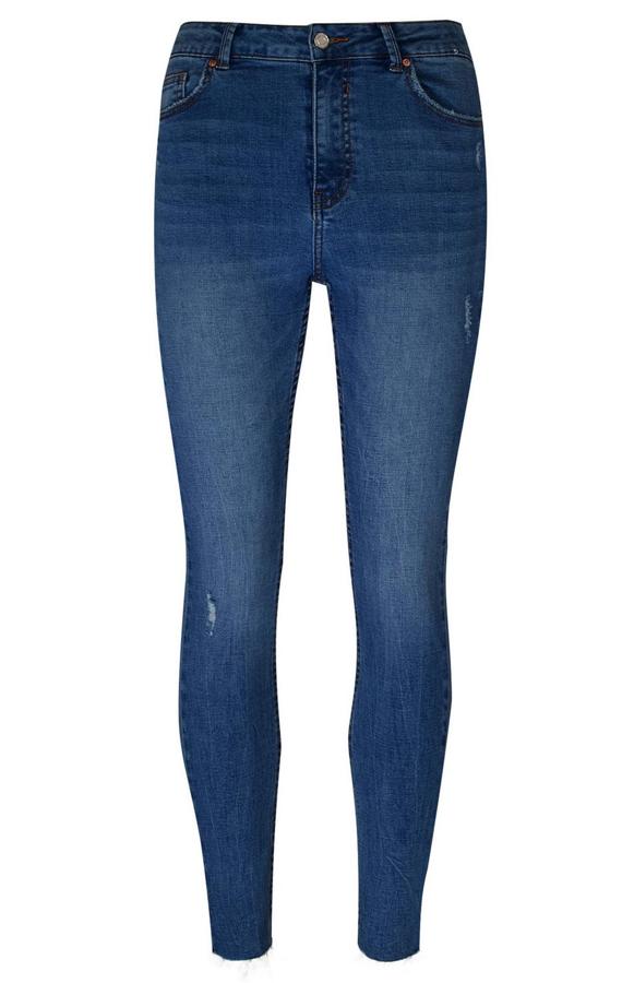 Este pantalón vaquero pitillo en color azul oscuro con bajo rematado tiene un precio de 17 euros.