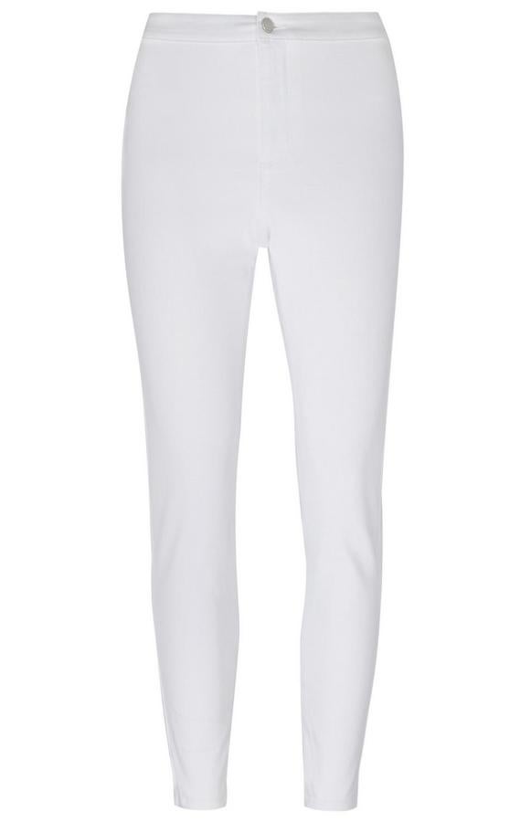 Este vaquero pitillo de talle alto en color blanco tiene un precio de 11 euros.