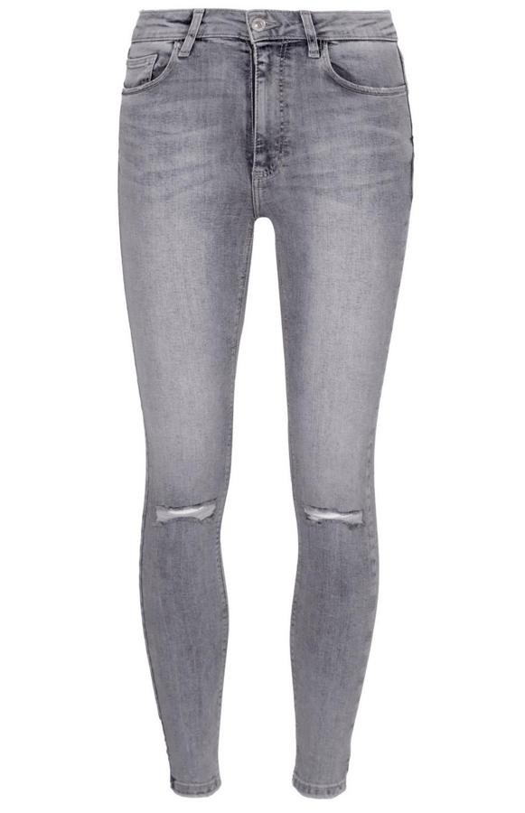 Con detalles rasgados, este pantalón vaquero pitillo en color gris tiene un precio de 17 euros.