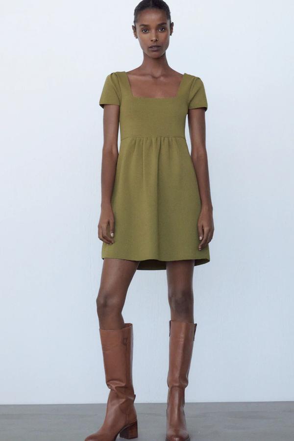Este vestido mini de punto en color verde con escote recto y manga corta cuenta con bajo acabado en evasé. Es de Zara y tiene un precio de 25,95 euros.