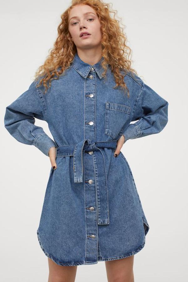 Con cinturón a tono y cuello camisero, este vestido corto de corte recto con hombros caídos, cierre de botones y bolsillo de tapeta en denim viene con bajo asimétrico y cuesta 29,99 euros. Podemos encontrarlo entre las tallas XS y XL.
