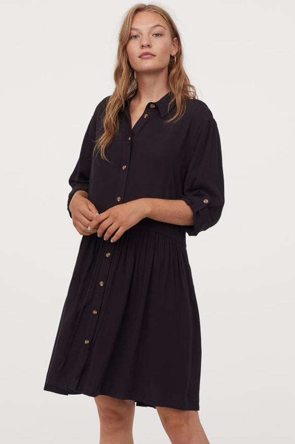 En viscosa vaporosa, con cuello camisero y botones frontales, este vestido corto de corte relajado con hombres ligeramente caídos y mangas largas con trabilla y botón viene con falda con suave caída y bajo asimétrico. Tiene un precio de 29,99 euros y está disponible entre las tallas 32 y 50.