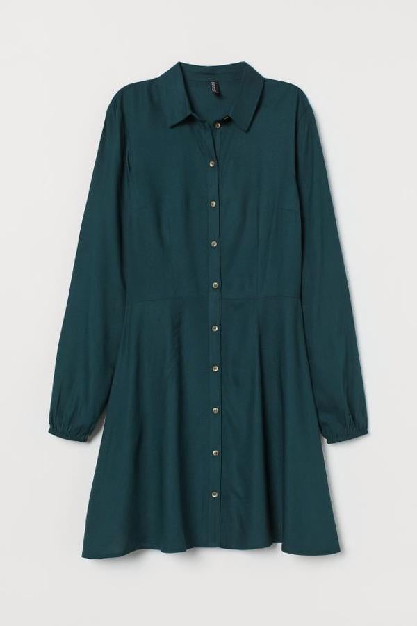 En verde esmeralda, con botones de carey en el frontal, cuello camisero y costura en la cintura, este vestido camisero de viscosa viene con falda con ligero vuelo. Cuesta 19,99 euros y está disponible únicamente en la talla 32.