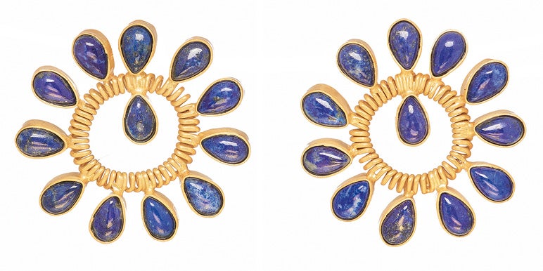 Pendientes de latón bañado en oro con lapislázulis engarzados, de Acantha Joyas.
