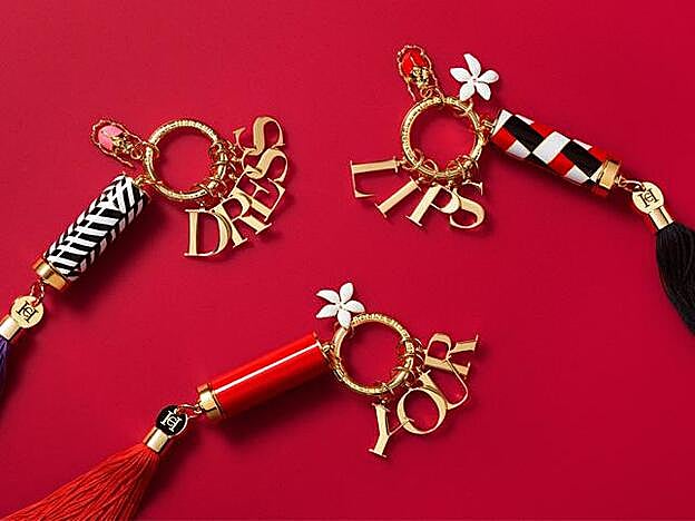 Barra de labios con amuletos, anillo y borla (85 €), amuleto (14 €), carcasa (20 €) y recarga (29 €), todos de Carolina Herrera Makeup.