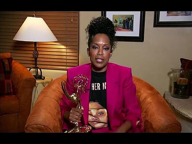 Regina King con su galardón a mejor actriz de miniserie por 'Watchmen'