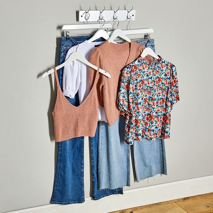 Los setenta han vuelto, y los vaqueros de inspiración retro marcan la tendencia. Además, se combinan con 'twin sets' de punto y prendas de flores en estilismos 'boho chic' sensacionales.