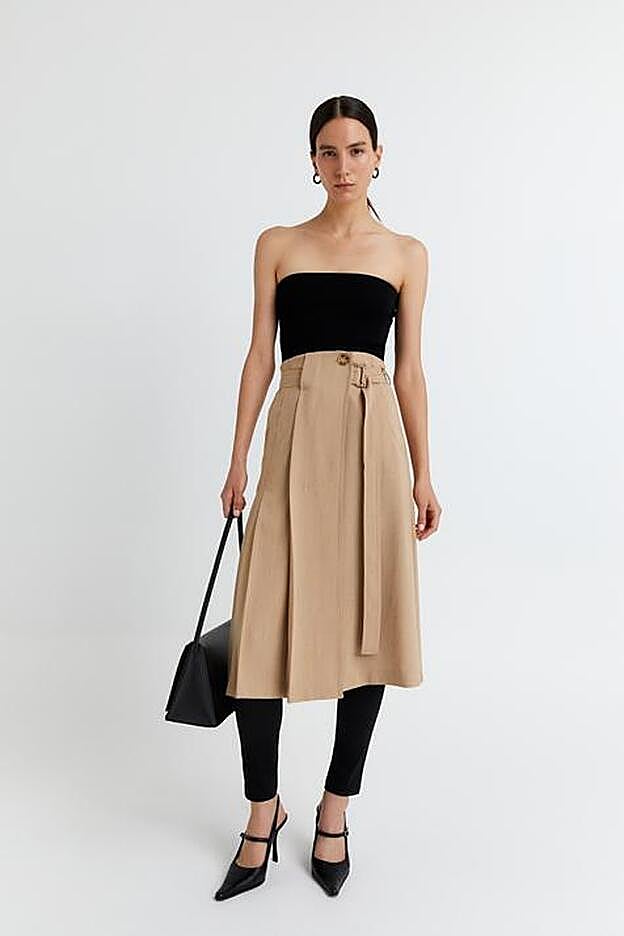 Conjunto de falda tableada camel con pantalones pitillo, todo de Sfera.