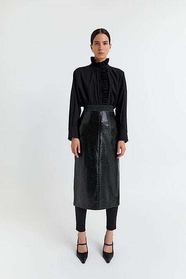 Falda de cuero con efecto cocodrilo, de Sfera.