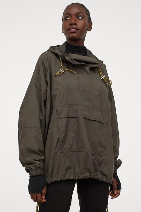 Confeccionado en poliamida reciclada, este anorak ligero en tejido funcional cortavientos viene con capucha con forro de malla y cordón de ajuste, cremallera con solapa cortavientos y bolsillo de parche con solapa. Tiene un precio de 39,99 euros y está disponible entre las tallas XS y XL.