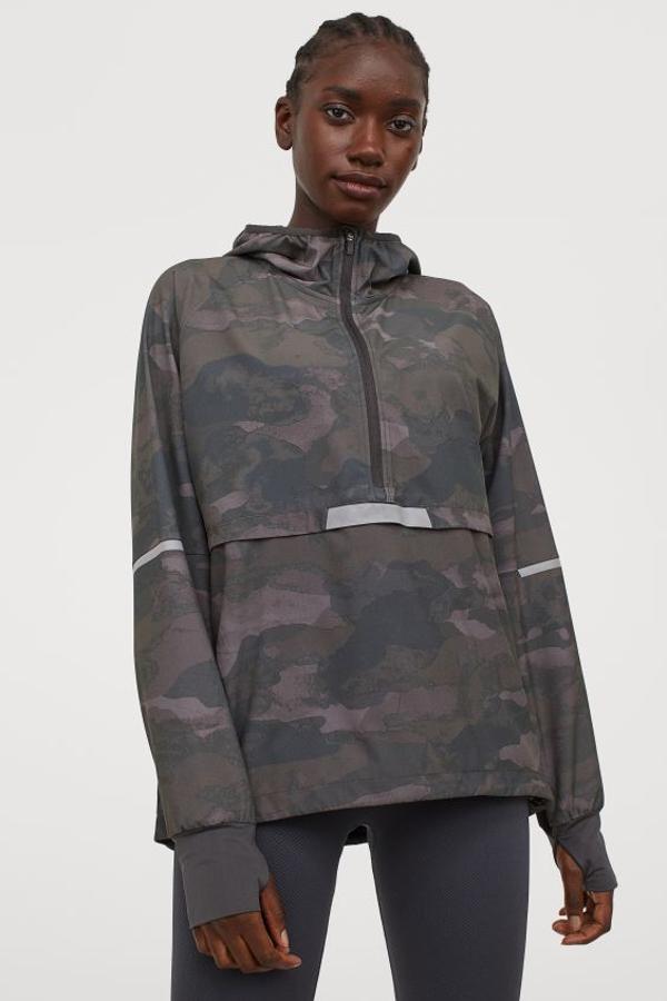En tejido funcional de secado rápido, con capucha y cremallera en la parte superior, este anorak de running con estampado de camuflaje en tonos grises viene con canesú suelo y sección oculta de malla en la espalda para una ventilación óptima. Con mangas raglán y puños en punto elástico con abertura para el pulgar, tiene un precio de 49,99 euros y llegará a la web de la firma entre las tallas XS y XL.