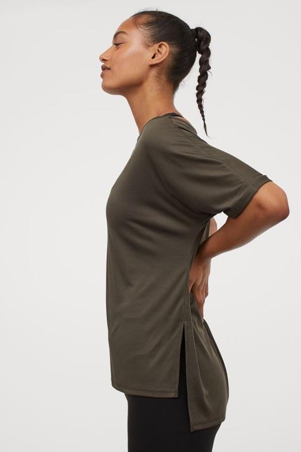 En color negro o caqui, esta camiseta de deporte amplia en tejido funcional de secado rápido es de corte recto y holgado con escote redondo amplio, mangas cortas y aberturas en los bajos asimétricos. Tiene un precio de 9,99 euros y está disponible entre las tallas XS y XL.