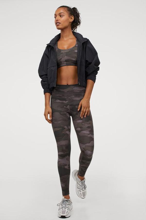 Estas mallas con diseño tobillero de talle alto con cintura elástica ancha viene con efecto vientre plano y bolsillo oculto. Con costuras moldeadoras en la parte posterior, tienen un precio de 24,99 euros y está disponible en cinco colores diferentes entre las tallas XS y L.