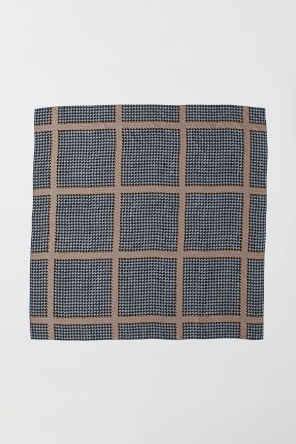 Otra propuesta de H&M con estampado de pata de gallo es este pañuelo con diseño de cuadros y tonos azules y beige. Confeccionado en satén suave, tiene un precio de 9,99 euros.