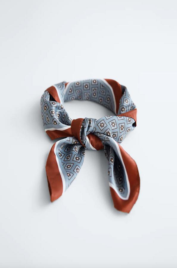 Diseño satinado estampado en color azul con enmarcado en color marrón para este pañuelo corbatero de Zara que cuesta 9,95 euros.